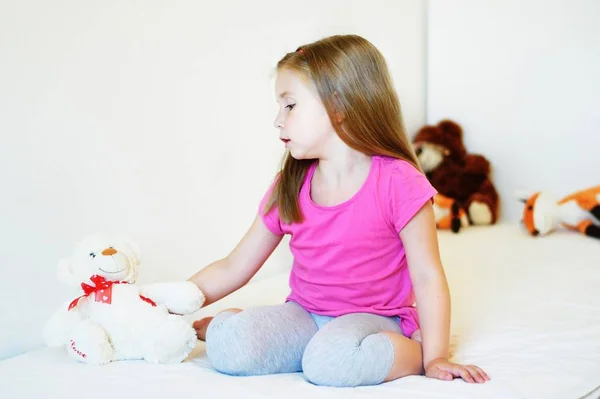 Oyuncak ayı ile oynayan sevimli küçük kız — Stok fotoğraf