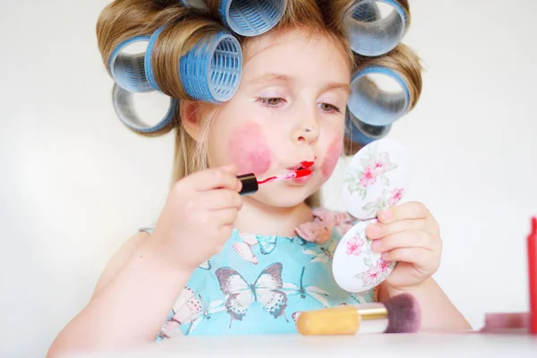 Rozkošný legrační malá holka dělat make-up s matkou kosmetika — Stock fotografie