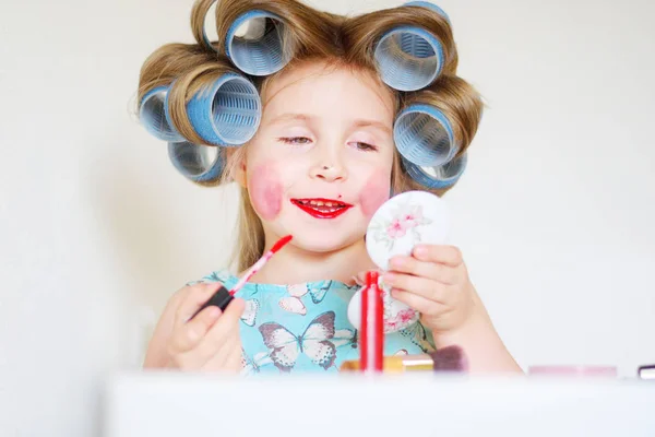 Adorável engraçado menina fazendo maquiagem com cosméticos mãe — Fotografia de Stock