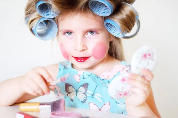 어머니 화장품으로 메이크업을 만드는 사랑 스러운 재미 있는 어린 소녀 — 스톡 사진