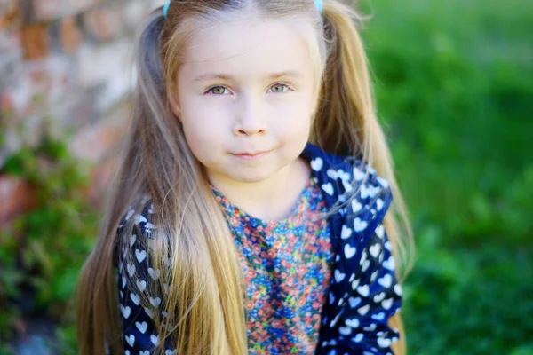 Прекрасная маленькая девочка в солнечный весенний день — стоковое фото
