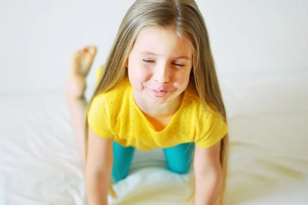 Αξιολάτρευτο μικρό κορίτσι δείχνει γλώσσα — Φωτογραφία Αρχείου