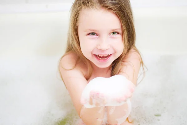 Милая маленькая девочка стирает в ванной — стоковое фото