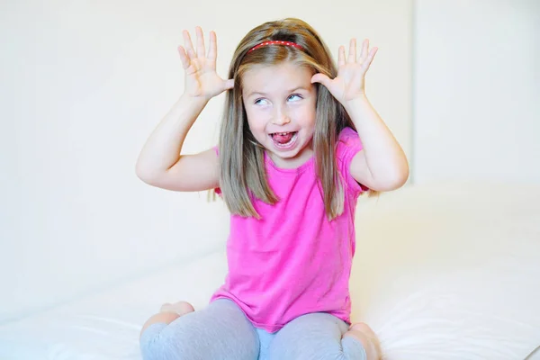 Adorável menina fazendo caras engraçadas — Fotografia de Stock