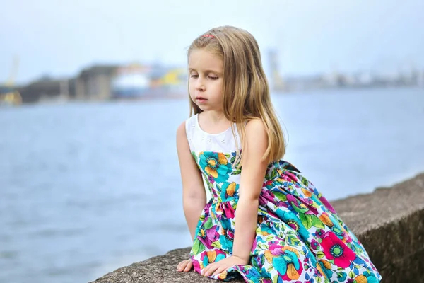 Bedårande liten flicka spela genom en flod i solig park på en vacker sommardag — Stockfoto