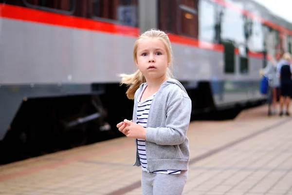 Vár a vonat a vasúti állomás peronján kislány — Stock Fotó