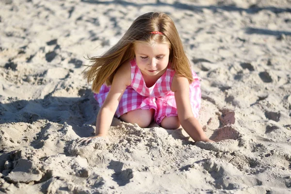 Imádnivaló kis lány a strandon játék — Stock Fotó