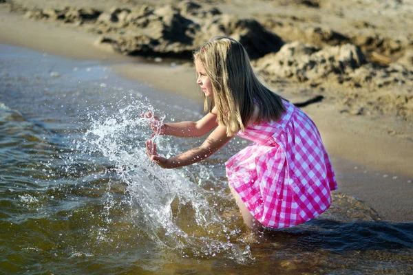 Happy little girl playing on the beach — Stock Photo, Image