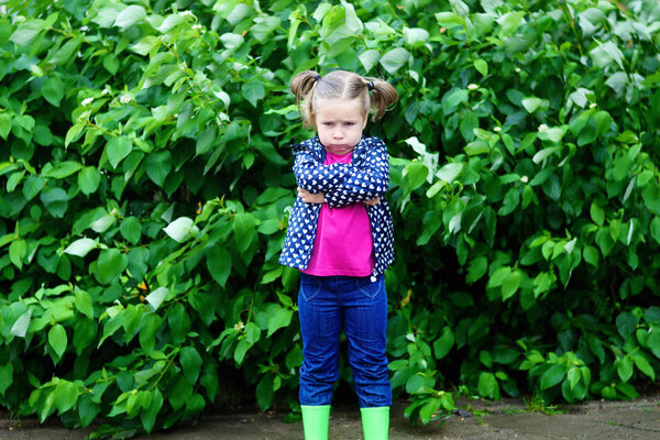 Очаровательная грустная девочка в дождливый день осенью
