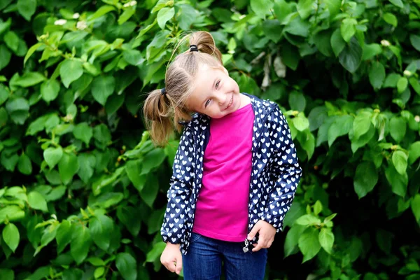 Bedårande barn girl på regnig dag i höst — Stockfoto