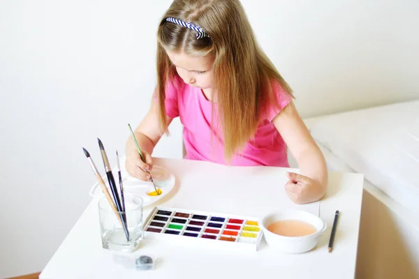 可爱的女孩，在一个阳光明媚的白色房间位于水彩绘画 — 图库照片