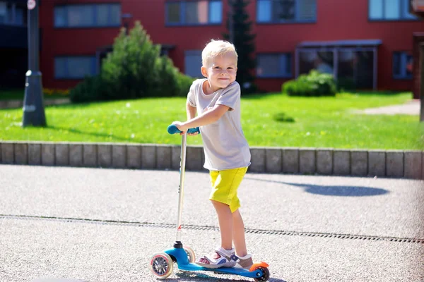 Açık havada bir scooter ile küçük çocuk — Stok fotoğraf
