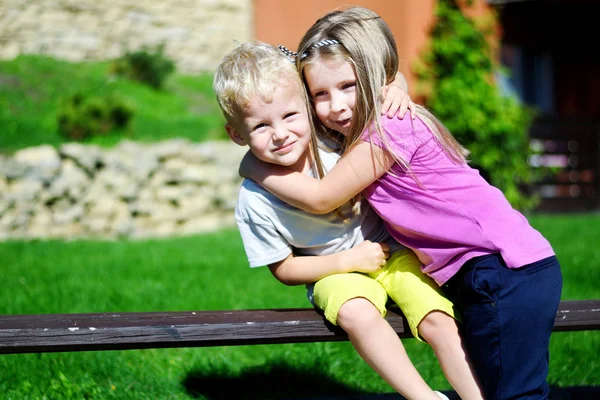 Adorável irmão feliz e irmã ao ar livre no dia ensolarado — Fotografia de Stock