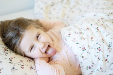 yatakta uyuyan sevimli küçük kız