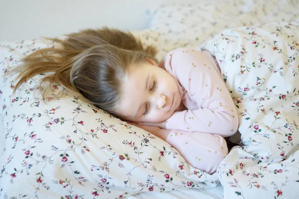 Urocze dziewczynki, spanie w łóżku — Zdjęcie stockowe