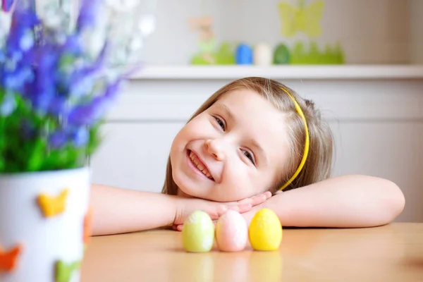 Boldog lány otthon Ünnepeld a húsvétot — Stock Fotó