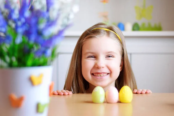 Ευτυχισμένος κορίτσι Γιορτάστε το Πάσχα στο σπίτι — Φωτογραφία Αρχείου