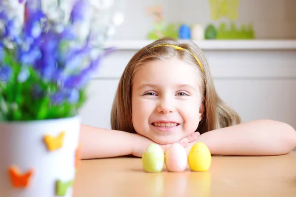 Boldog lány otthon Ünnepeld a húsvétot — Stock Fotó