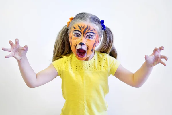 Menina adorável pintado como tigre por artista — Fotografia de Stock