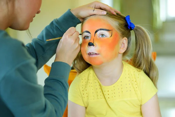 可爱的小女孩，她的脸变得像只老虎由艺术家绘 — 图库照片