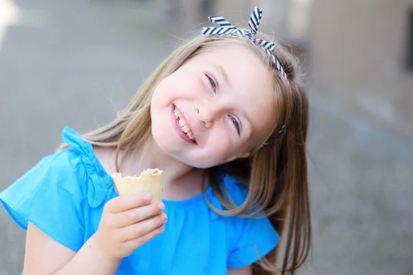 Adorável menina comendo saboroso sorvete no parque no dia ensolarado quente do verão Fotografias De Stock Royalty-Free