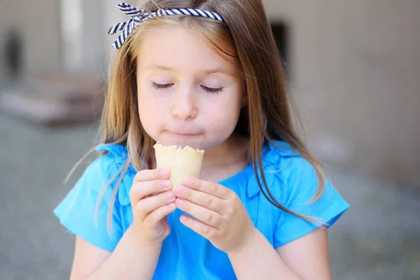 Adorável menina comendo saboroso sorvete no parque no dia ensolarado quente do verão Imagens Royalty-Free