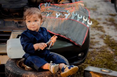 Küçük çocuk makinist araba tamiri 