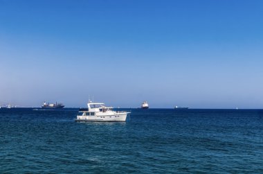 Mavi sakin denizde güzel beyaz Motorlu tekne