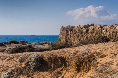 Issız kayalık sahil görüntülemek 