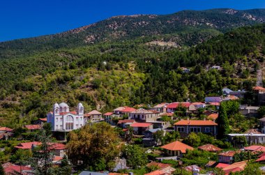 Beyaz Christian Ortodoks Kilisesi dağ köyü 
