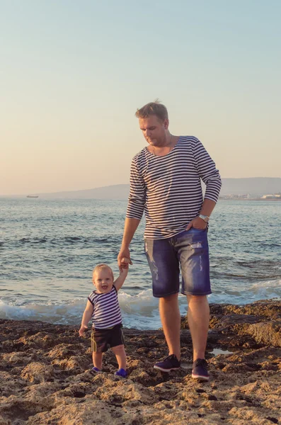 Gilets père et fils marchent sur la plage — Photo