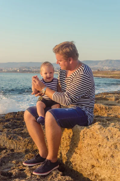 Gilets père et fils marchent sur la plage — Photo