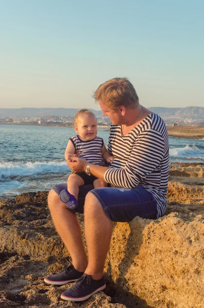 Gilets père et fils marchent sur la plage — Photo