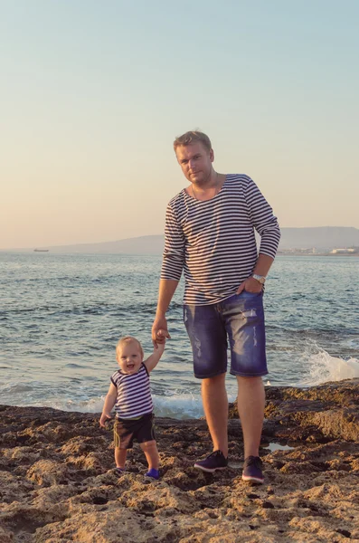 Gilets père et fils marchent sur la plage — Photo