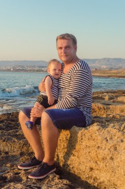 Baba ve oğul yelekler sahilde yürümek