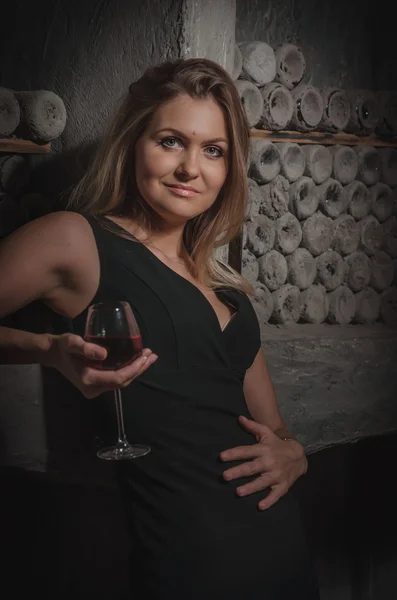 Belle fille dans la vieille cave à vin — Photo