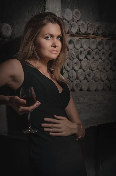 Belle fille dans la vieille cave à vin — Photo