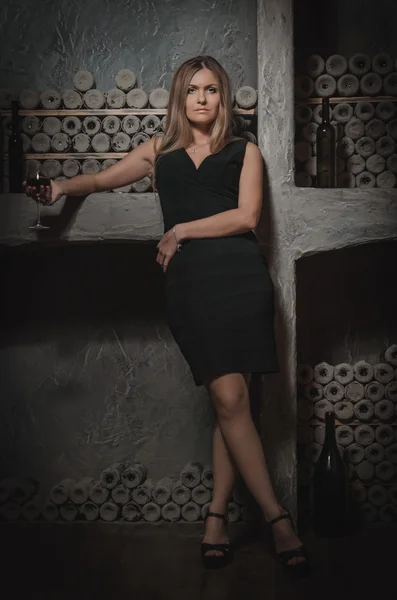 Beautiful girl in the old wine cellar — ストック写真