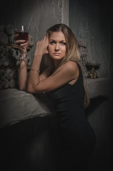 Belle fille dans la vieille cave à vin — Photo