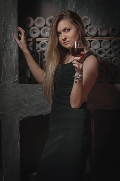Mooi meisje in de oude wijnkelder — Stockfoto
