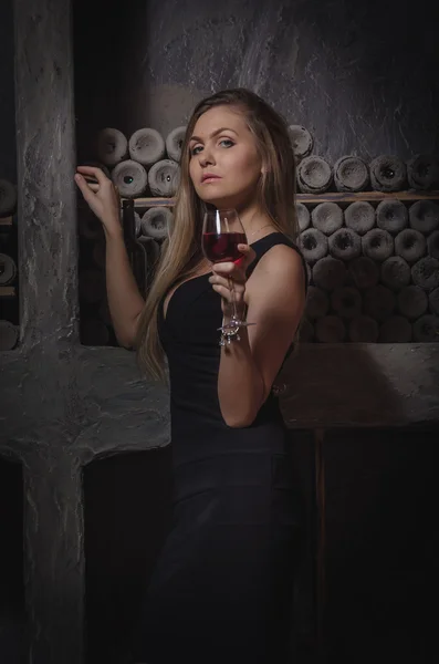 Beautiful girl in the old wine cellar — ストック写真