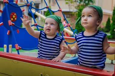 İki erkek küçük çocuklar Playgroun üzerinde oynarken kostümleri (denizci) korsan