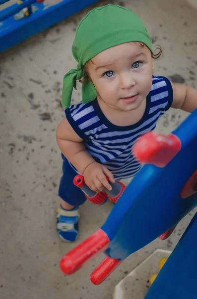 Niño pequeño jugando en el patio de recreo en forma de sh — Foto de Stock