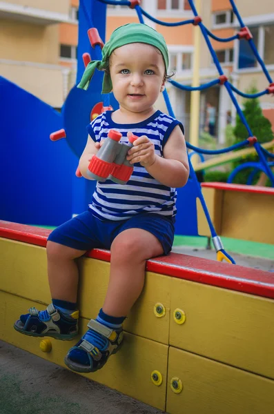 Niño pequeño jugando en el patio de recreo en forma de sh — Foto de Stock
