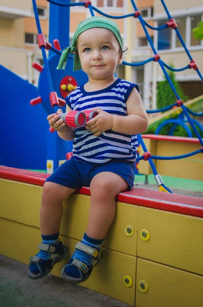 Niño pequeño jugando en el patio de recreo en forma de sh — Foto de Stock