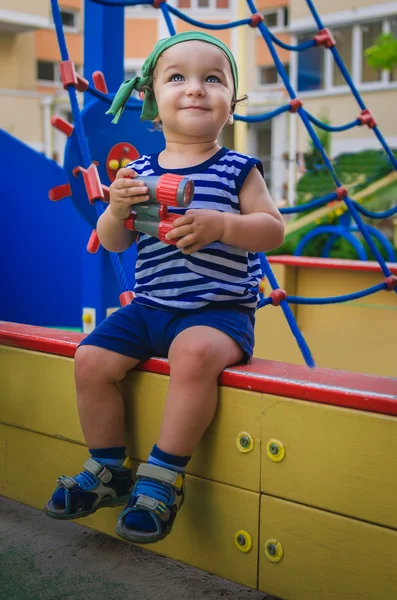 Niño pequeño jugando en el patio de recreo en forma de sh — Foto de Stock