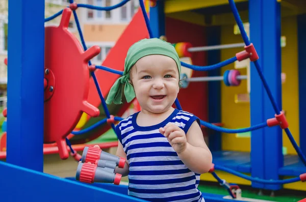 Niño pequeño jugando en el patio de recreo en forma de sh — Foto de Stock