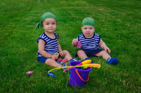 Due ragazzini che giocano nei piccoli pescatori seduti su Frequently — Foto Stock