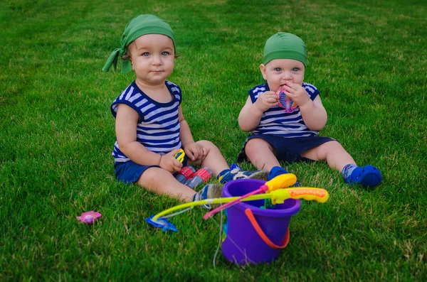 Due ragazzini che giocano nei piccoli pescatori seduti su Frequently — Foto Stock