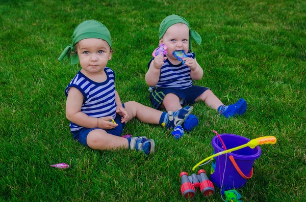 Due ragazzini che giocano nei piccoli pescatori seduti su Frequently — Foto Stock